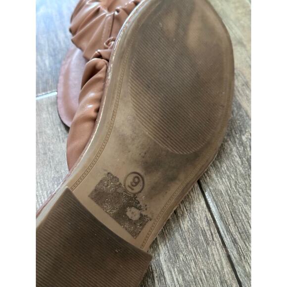A New Day Women's Brown Faux Leather Scrunched Blossom Flip Flop Sandals Size 9 - Picture 3 of 4